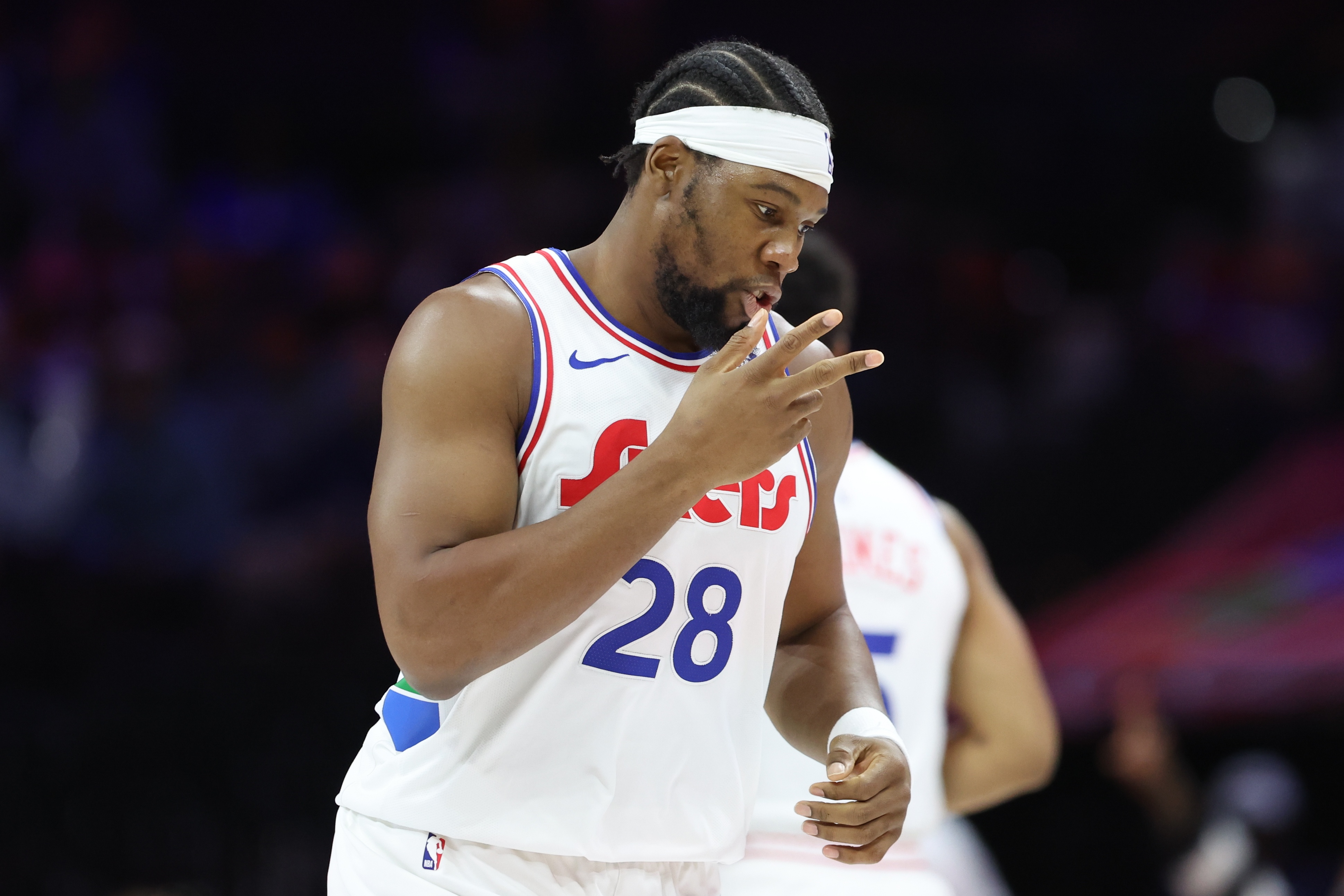 麦凯恩对亚布塞莱离队深表遗憾，两人关系亲密且欣赏其充沛活力