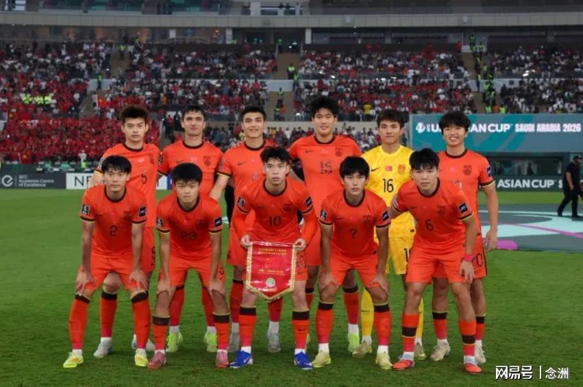 华体会体育-U23国足回国！获献鲜花花环 大量球迷热情接机：欢迎英雄凯旋归来